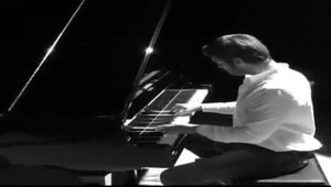 Kıvanç Tatlıtuğ piyano çaldığı videosunu sosyal medyada paylaştı